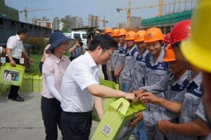 市委副書記、市長錢三雄等一行慰問奮戰(zhàn)在高溫一線建設(shè)工人